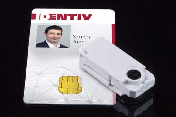 Identiv SCR3500 Smartfold Smart Card Reader - Image 3