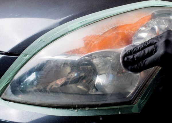 3M Quick Headlight Renewal, Helps Remove Light Haziness & Yellowing in Minutes, Hand Appli - Image 3