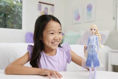 Mattel Disney Frozen Toys, Elsa Fashion Doll & Accessory with Signature Look, Inspired by - Image 2